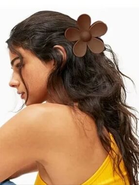 3 FOR $15  💕 Flower Matte Strong Hold Claw Clip Fashionable Hair Accessories